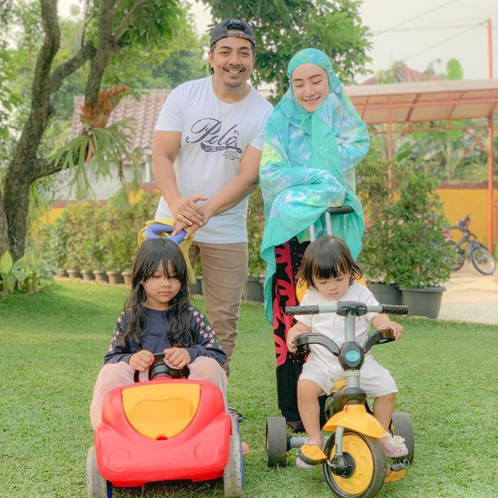 <p>Tagihan listrik Ustaz Riza dan Indri Giana pun membengkak lantaran efek krisis keuangan di keluarganya.</p>