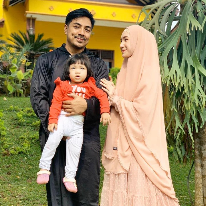 <p>Sayangnya, belum lama ini, Ustaz Riza dan Indri Giana mengalami krisis keuangan karena pandemi Corona.</p>