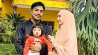 <p>Sayangnya, belum lama ini, Ustaz Riza dan Indri Giana mengalami krisis keuangan karena pandemi Corona.</p>
