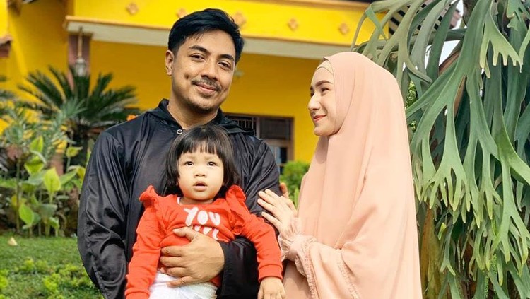 Ustaz Riza dan Indri Giana