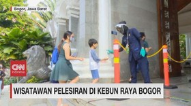 VIDEO: Wisatawan Pelesiran di Kebun Raya Bogor