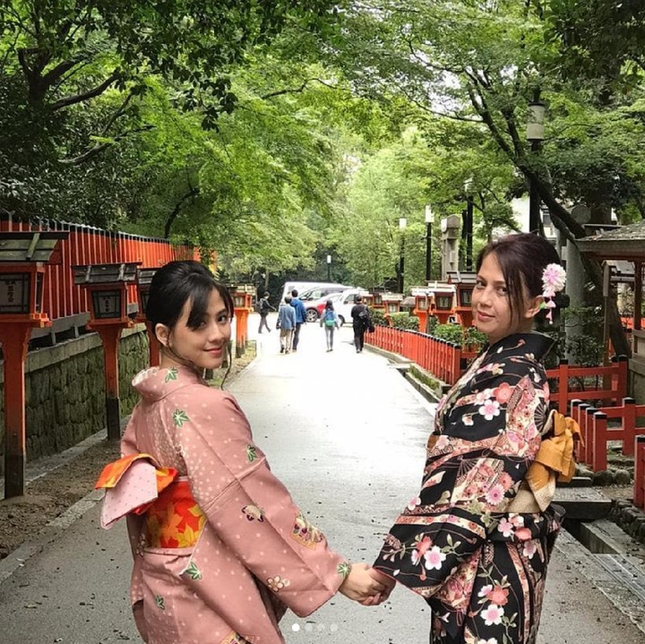 <p>Kompaknya Zara Adhisty dan ibunda saat sama-sama memakai pakaian tradisional Jepang. (Foto: Instagram @mrssaladin)</p>