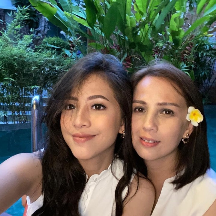 <p>Selfie bareng nih, Bunda. Ibu dan anak ini tampak bagaikan kakak adik ya! (Foto: Instagram @mrssaladin)</p>