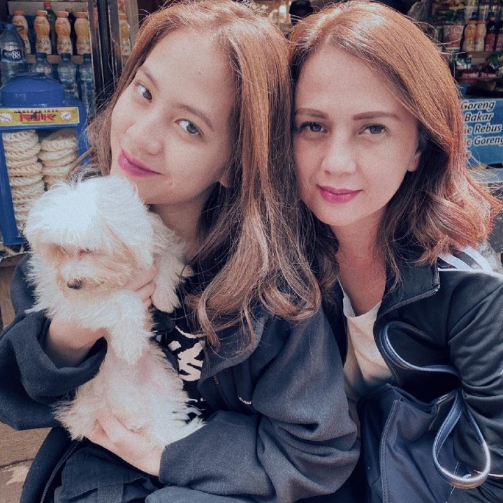 <p>Tak hanya wajah mirip, warna rambut Zara Adhisty dan ibunya pun senada. (Foto: Instagram @zaraadhsty)</p>