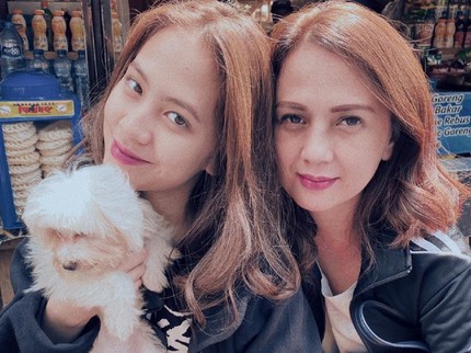 7 Foto Zara Adhisty dan Ibunda, Cantik Seperti Kakak Beradik