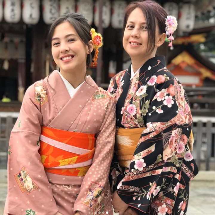 <p>Zara Adhisty sangat dekat dengan ibundanya, Sofia Yulinar. Zara Adhisty kerap bercerita tentang kehidupannya dengan sang ibu. (Foto: Instagram @mrssaladin)</p>