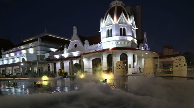 Alun-Alun Surabaya letaknya cukup strategis dan mempunyai berbagai fasilitas menarik. Berikut lokasi, jam buka, dan daya tariknya.