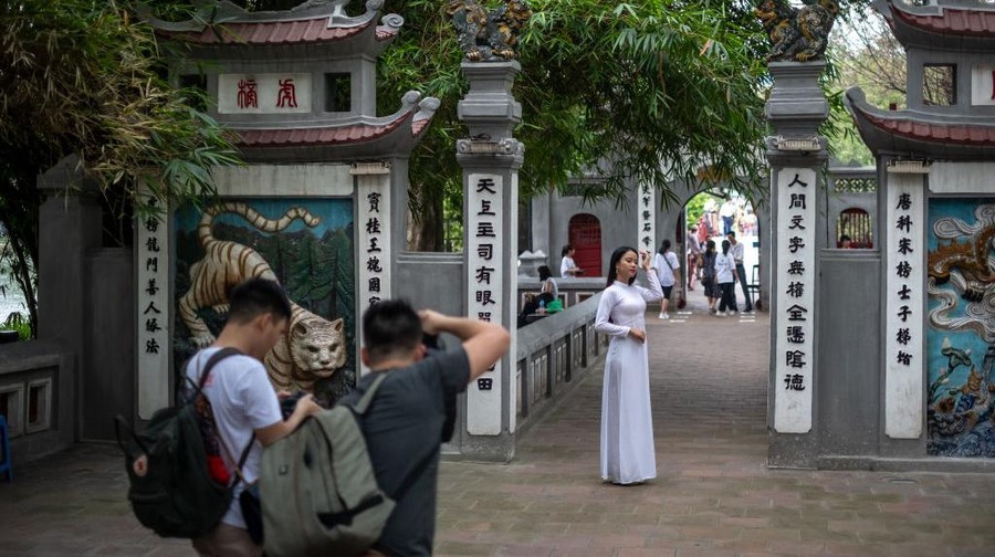 Vietnam menjadi salah satu negara yang dinilai berhasil dalam menekan penyebaran virus Corona, sehingga beberapa tempat wisata sudah mulai ramai wisatawan lagi.