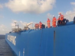 Video: Dihantam Ombak, Kapal Nelayan Terbalik di Laut Jawa!