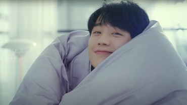 img-title Telanjang Dada di Atas Ranjang, Jung Hae In Bikin Fans Ambyar