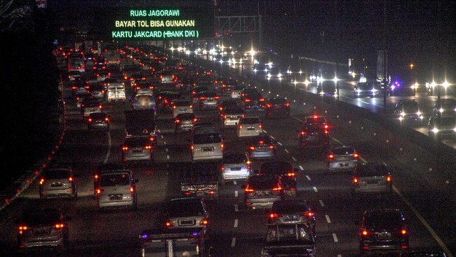 Epidemiolog menilai pemangkasan libur panjang akhir tahun tak terlalu efektif bila mobilitas warga tak dibatasi juga.