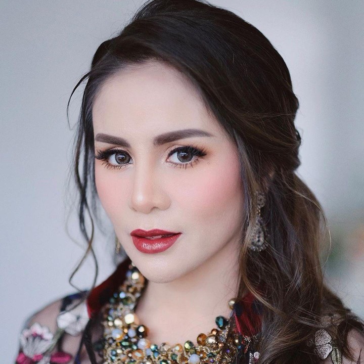 <p>Di kehamilan keduanya, wanita dengan nama lengkap Narova Morina Sinaga ini tampak makin cantik dan glowing lho, Bunda. (Foto: Instagram @therealmomogeisha)</p>