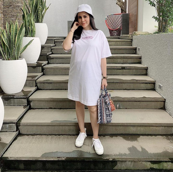 <p>Tidak hanya itu, Momo Geisha juga terlihat modis bak anak muda dengan gaya <em>outfit</em> seperti berikut ya, Bunda. (Foto: Instagram @therealmomogeisha)</p>