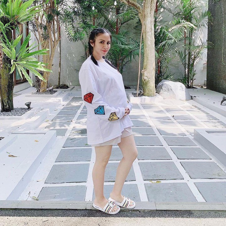 <p>Meski sering memamerkan <em>baby bump</em>, Momo Geisa sendiri tidak pernah mengungkapkan secara jelas berapa bulan usia kandungannya hingga saat ini. (Foto: Instagram @therealmomogeisha)</p>