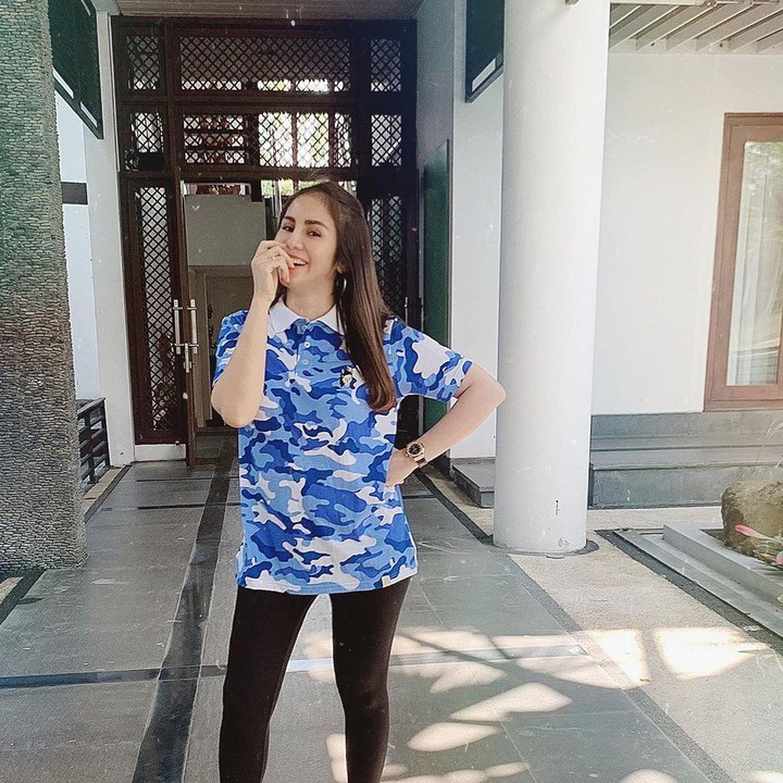 <p>Selain itu, postur tubuh ibunda Gabriella Aurora Samudra yang tengah hamil ini pun tetap terlihat ramping ya, Bunda?. (Foto: Instagram @therealmomogeisha)</p>