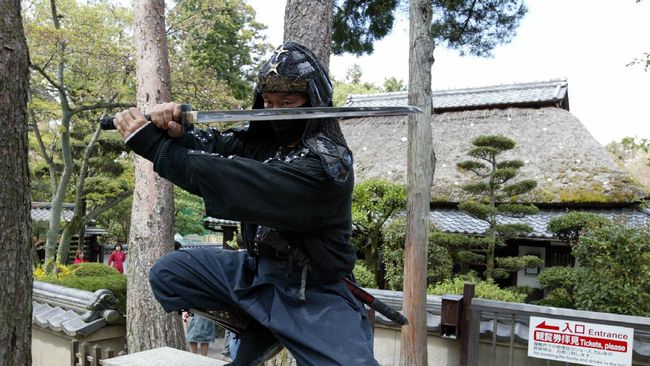 Biaya tiket masuk dari lebih dari 1.100 pengunjung raib setelah maling membobol museum ninja di Ueno, Tokyo, Jepang.