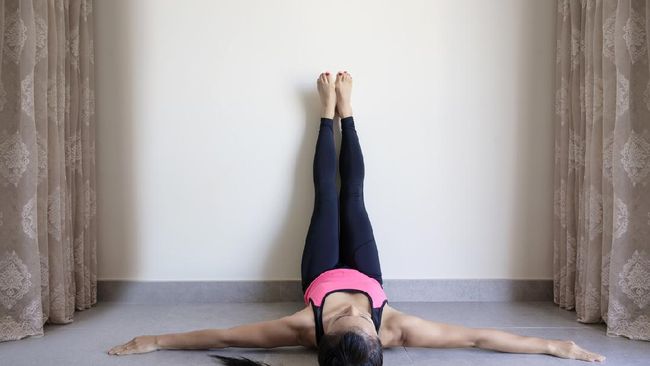 Pose yoga legs up the wall bermanfaat untuk menurunkan tingkat stres dan kecemasan.