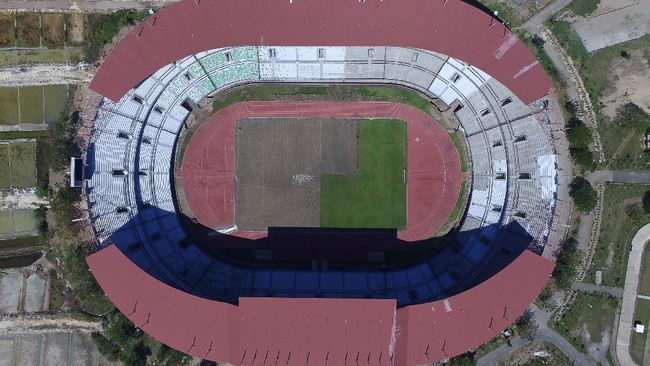 Spanduk dengan gambar wajah-wajah anggota DPRD Surabaya yang terpampang di Stadion Gelora Bung Tomo (GBT), Surabaya, menuai sorotan.