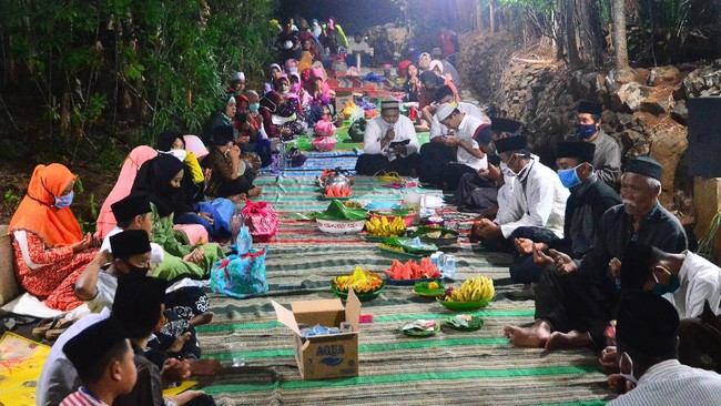 FOTO: Tradisi Sambut Bulan Suro di Tengah Pandemi