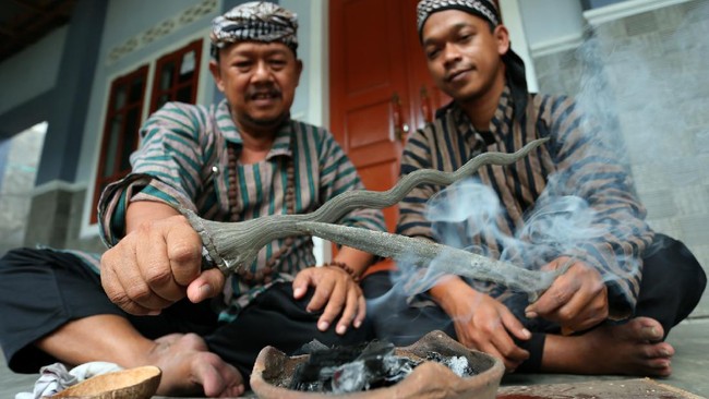 Kementerian Pariwisata dan Ekonomi Kreatif akan menjadikan keris asal Desa Wisata Aeng Tong-tong sebagai suvenir salah satu acara di G20.