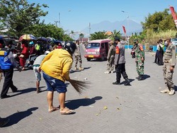 Tak Patuh Pakai Masker, Puluhan Warga Sidoarjo Disanksi Bersihkan Jalan