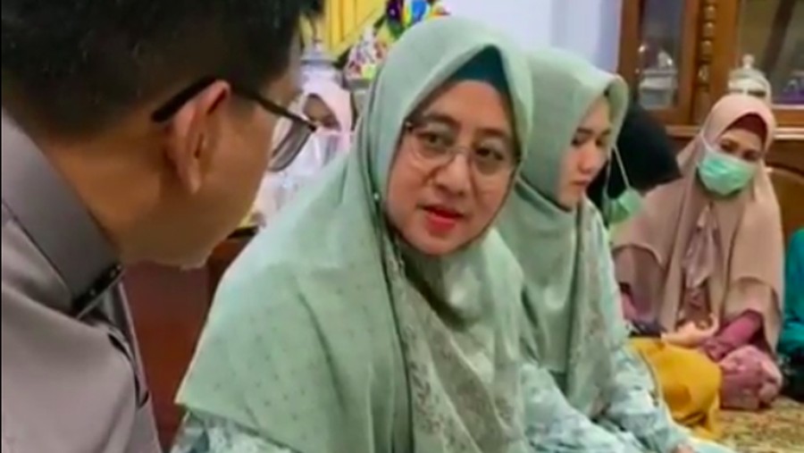Dirut Bank Syariah Minta Poligami, Istri Nangis Berikan Izin Dirut Bank Syariah Minta Poligami, Istri Nangis Berikan Izin