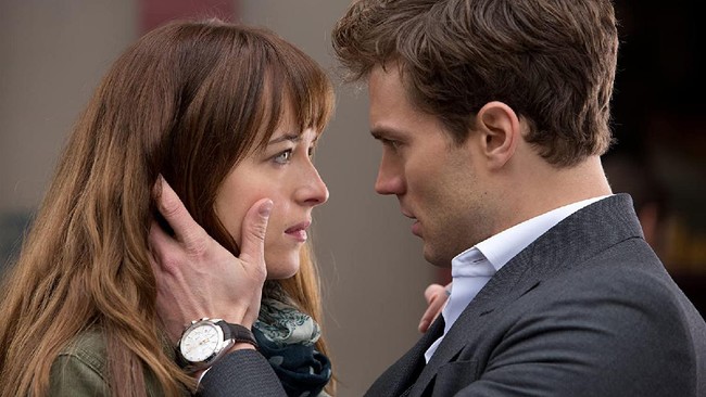 Fifty Shades of Grey mengisahkan awal perubahan kehidupan Anastasia Steele (Dakota Johnson) setelah bertemu Christian Grey (Jamie Dornan).