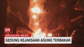 VIDEO: Dentuman Terdengar Saat Kebakaran Gedung Kejagung RI