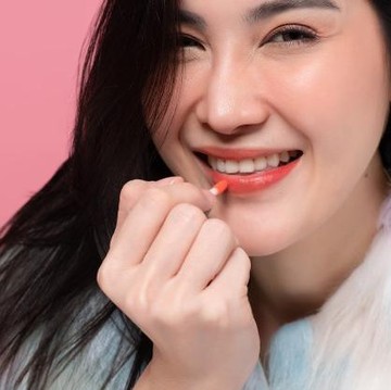 img-title Ini Bahaya Memakai Liptint Terlalu Sering! Gunakan Sesuai Kadarnya Saja, ya