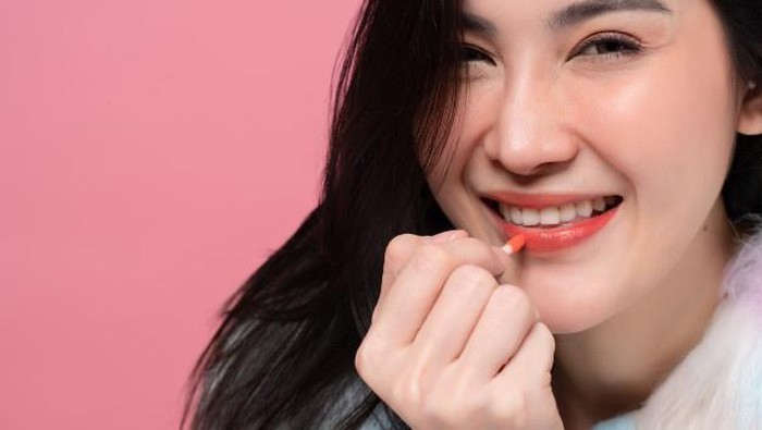Ini Bahaya Memakai Liptint Terlalu Sering! Gunakan Sesuai Kadarnya Saja, ya Ini Bahaya Memakai Liptint Terlalu Sering! Gunakan Sesuai Kadarnya Saja, ya