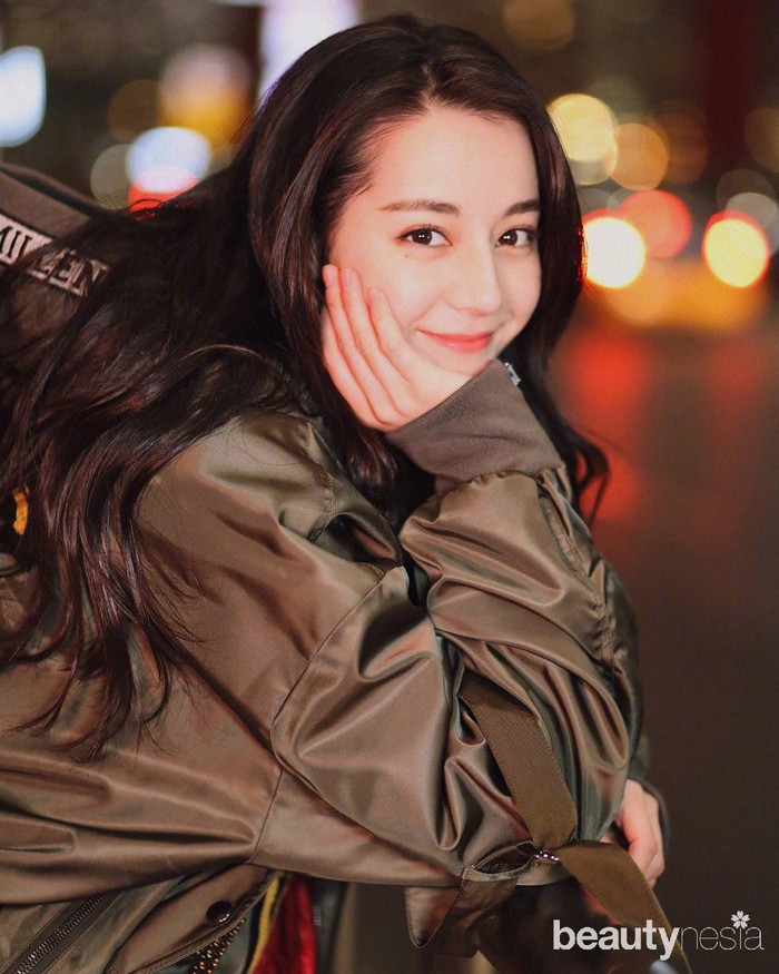 Sejumlah dram telah dibintangi artis cantik ini dan sukses menjadi pemeran utama, di antaranya The King's Woman, The Flame's Daughter, Diamond Lover, dan terbaru Love Desaigner. Nama Dilraba semakin dikenal publik saat membintangi drama Eternal Love Dream. (Foto: https://www.instagram.com/dear_dlrb/)