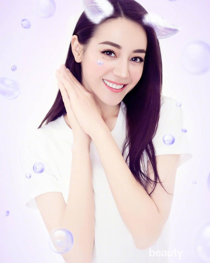 Kecantikan Dilraba Dilmurat telah diakui banyak orang. Tak heran, perempuan 28 tahun ini beberapa kali masuk nominasi wanita tercantik di Asia. Pada 2018, I Magazine menobatkan Dilraba sebagai wanita tercantik di Asia. Ia mampu mengalahkan kecantikan bintang Korea Selatan Song Hye Kyo. (Foto: https://www.instagram.com/dear_dlrb/)