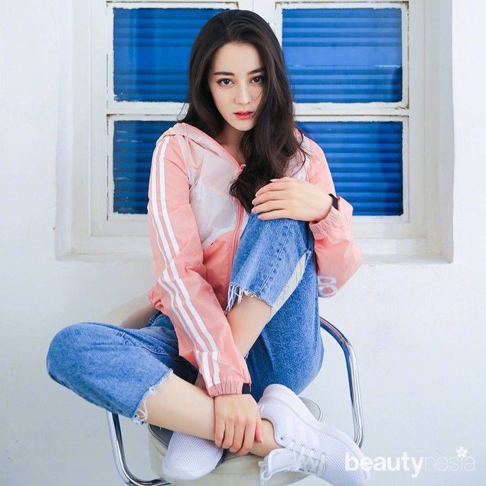 Kepiawaiannya dalam berakting serta paras yang cantik dan menawan membuat Dilraba banyak digaet menjadi brand ambassasor sederet produk. Mulai dari, kosmetik, fashion, makanan, minuman, hingga gadget. (Foto: https://www.instagram.com/dear_dlrb/)