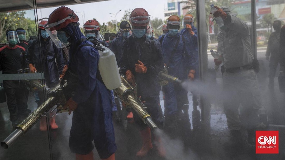 FOTO: Jadi Klaster Baru, Margo City Disemprot Disinfektan