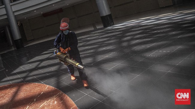 FOTO: Jadi Klaster Baru, Margo City Disemprot Disinfektan
