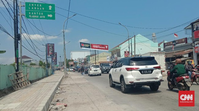 Seorang wanita berdalih ingin takziah ke Anyer, murka karena dilarang oleh polisi di pos penyekatan. Wanita itu mengeluarkan sumpah serapah kepada petugas.