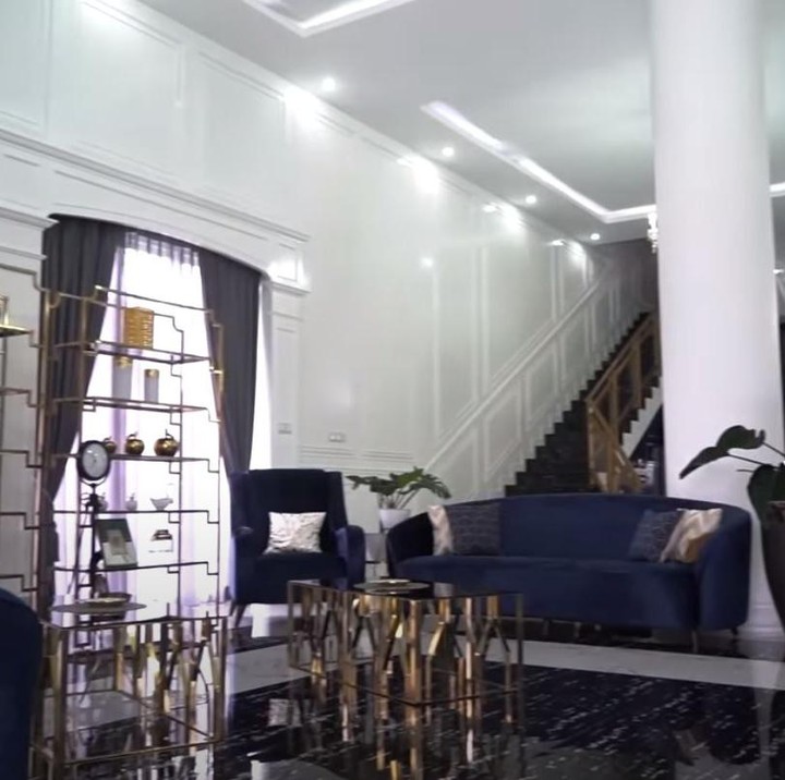 <p>Diakui Kartika Putri, alasannya menghancurkan rumah ini karena konsep awalnya tidak sesuai selera dirinya, serta ia ingin menghilangkan kesan 'kenangan' lama Habib di rumah tersebut. (Foto: YouTube RIOMOTRET)</p>