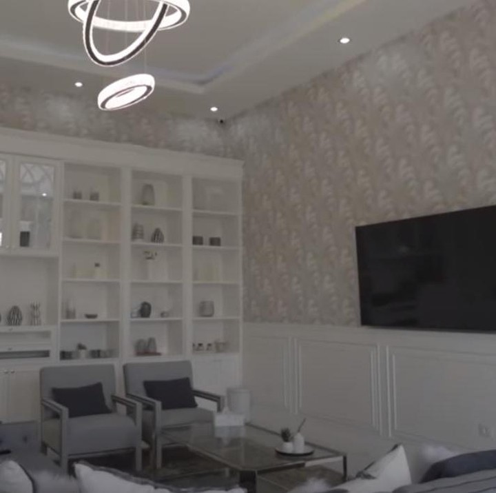 <p>Butuh sekitar 2 tahun untuk akhirnya rumah lama yang dihancurkan ini dibangun menjadi bak istana seperti sekarang. (Foto: YouTube RIOMOTRET)</p>