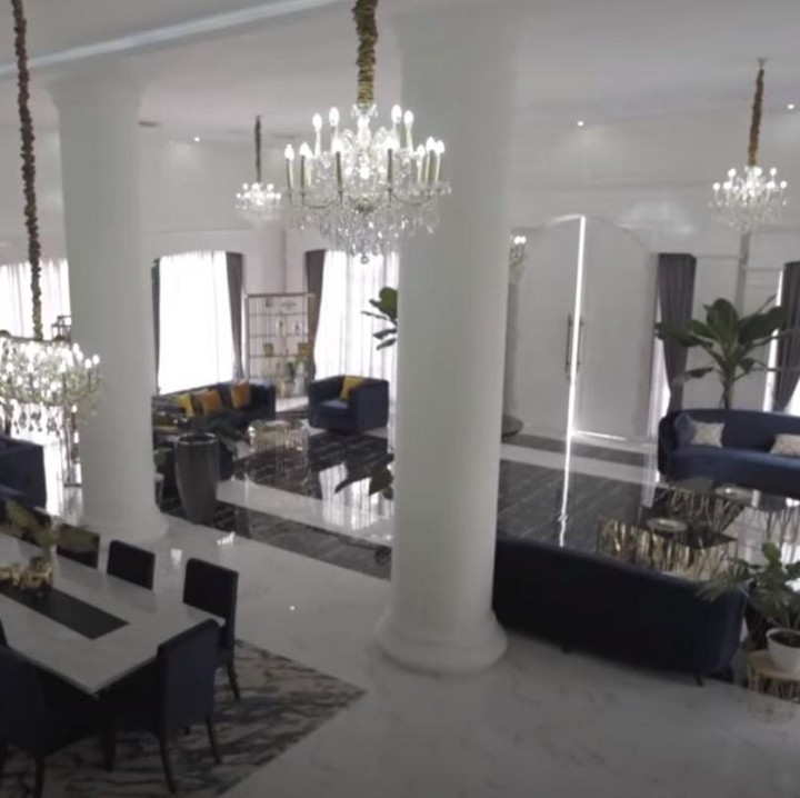 <p>Rumah yang sangat megah ini sengaja dibuat tinggi agar udara masuk dan dingin. Kata Kartika, ini juga cara agar bisa irit jadi tidak perlu air conditioner (AC). (Foto: YouTube RIOMOTRET)</p>
