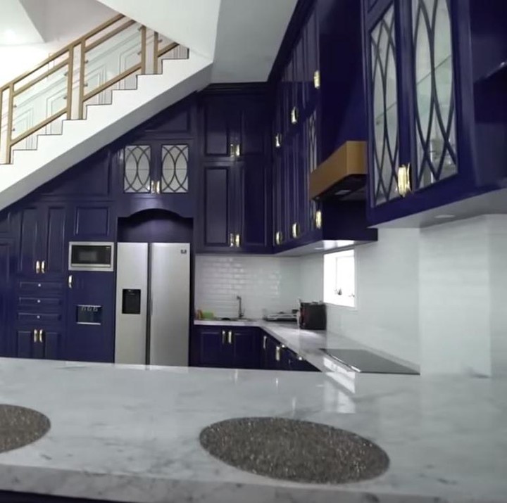 <p>Nuansa rumah ini sendiri banyak diwarnai dengan biru navy, alasannya karena Kartika dan Habib Usman sama-sama menyukai warna biru. (Foto: YouTube Kartika Putri Official)</p>
