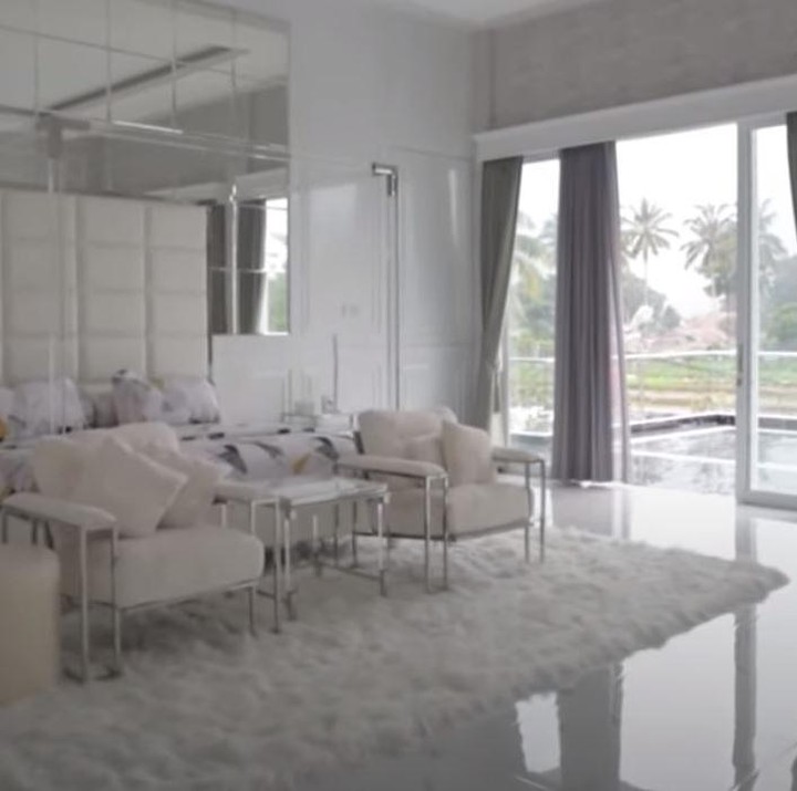 <p>Ini adalah kamar utama di rumah mewah Kartika. Bagus banget ya, Bunda. (Foto: YouTube RIOMOTRET)</p>