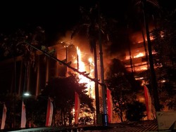 Kebakaran di Gedung Kejagung Kian Besar, Kaca Pecah hingga Pohon Terbakar