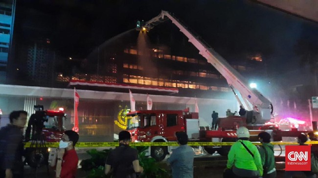 Pembiaran terhadap penggunaan cairan mudah terbakar untuk cairan pembersih membuat seorang pegawai di Kejaksaan Agung ditetapkan sebagai tersangka.