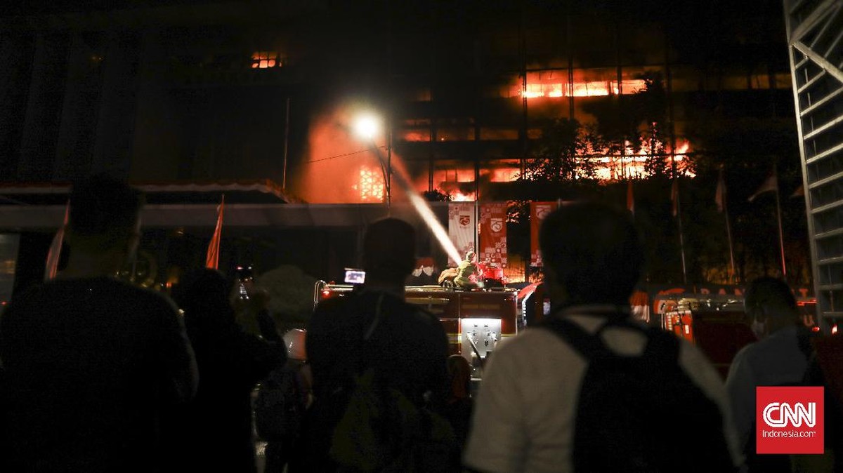 FOTO: Warga-warga yang Penasaran Kebakaran Gedung Kejagung