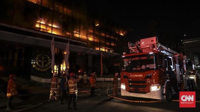 FOTO: Warga-warga yang Penasaran Kebakaran Gedung Kejagung