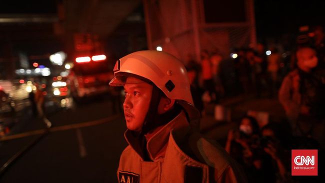 Bandung Electronic Center Terbakar, Pengunjung Berhamburan Gedung BEC di Jalan Purnawarman Bandung terbakar Kamis (18/2) sekitar pukul 18.42 WIB.