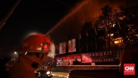 Kebakaran Kejagung, Petugas Damkar Masuk Gedung Padamkan Api