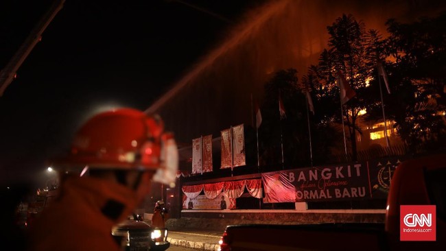 Hampir enam jam melahap Gedung Utama Kejagung, api belum belum juga padam. Sempat berhasil dijinakkan, api kembali membesar dan membakar sisi Utara gedung.