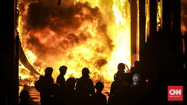 Sebanyak 14 rumah di Kompleks Asrama Brimob Polda Sumatera Utara di Medan Baru, Kota Medan, terbakar pada Minggu (22/11).