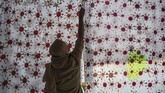 FOTO: Batik Corona dan Kreativitas Kaum Disabilitas Rumah Edukasi Batik Wistara di Surabaya, yang para pekerjanya merupakan orang dengan disabilitas, memproduksi kreasi batik dengan motif virus corona.